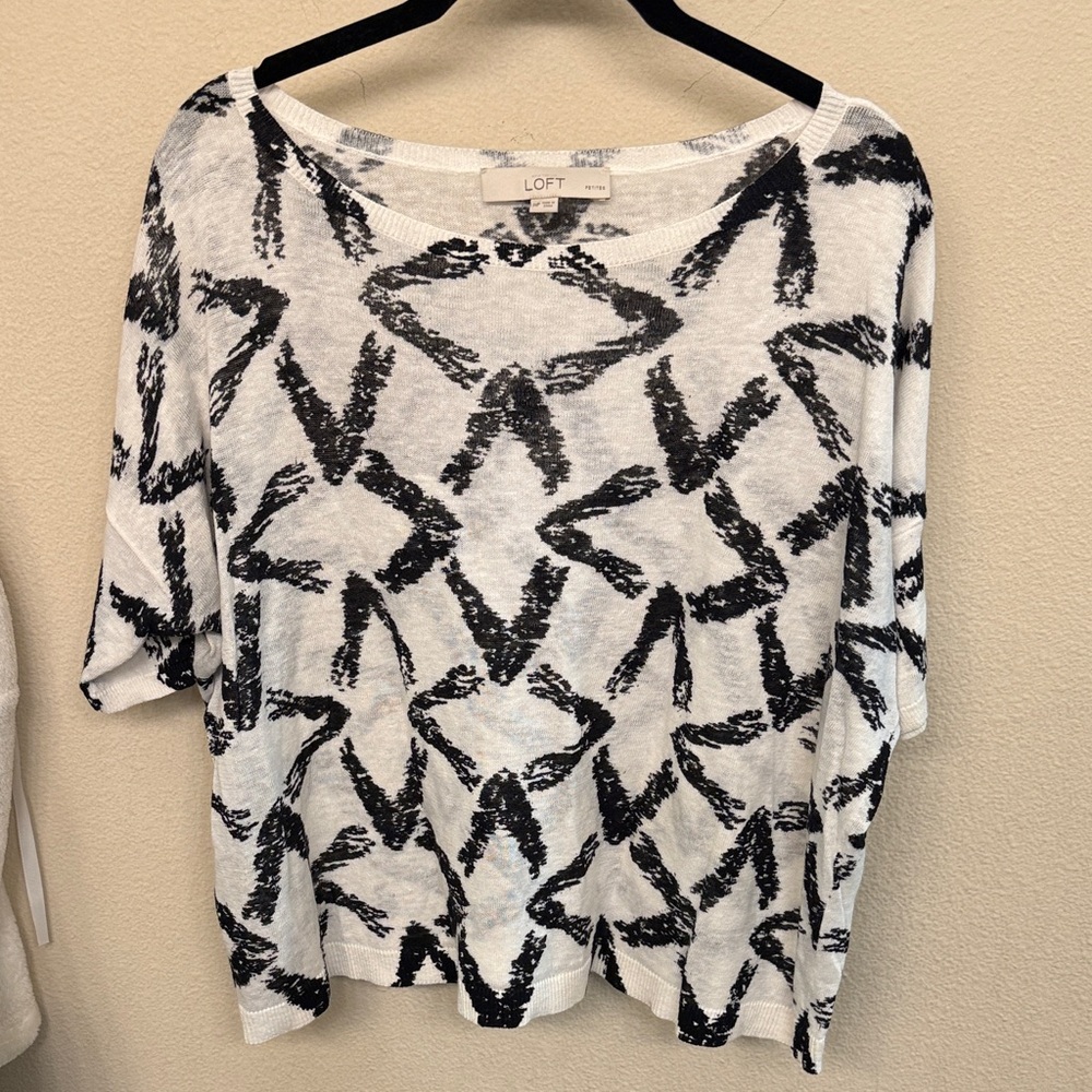 🎉🎉LOFT Black and White Graphic Long Sleeve Top